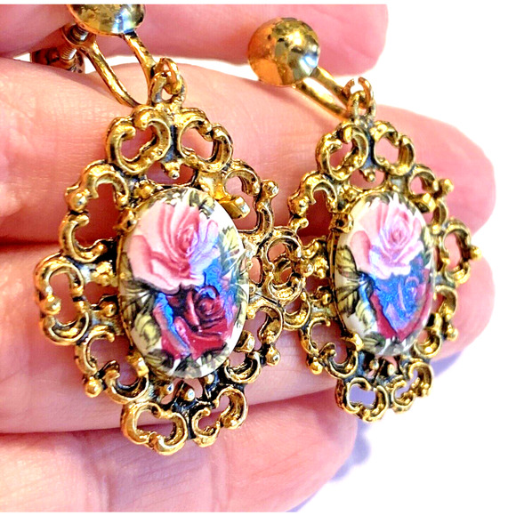 Vintage Screwback Earrings Ornate Goldtone Dangle Painted Porcelain Rose Centers - Picture 5 of 7